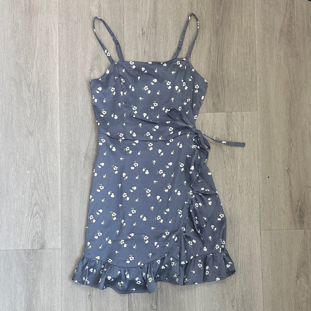 NWT HOLLISTER Floral Wrap Dress with Ruffle Hem size XXS